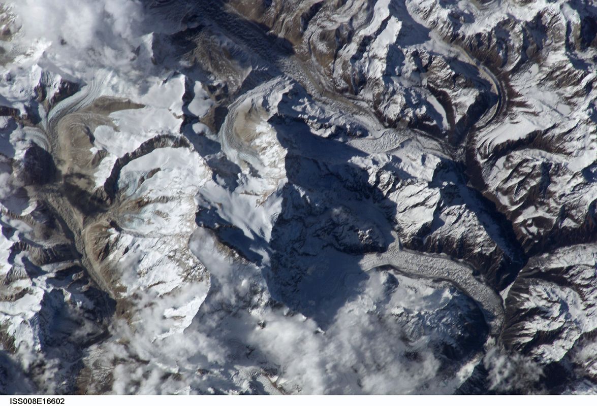 Nasa 2  ISS008-E-16602 Makalu, Kangchungtse, Chomolonzo Close Up From South